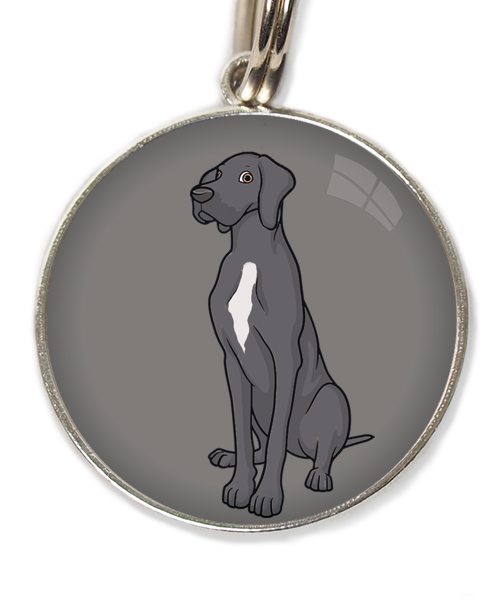 deense-dog-donker-grijs-witte-vlek-huisdierpenning-lichtgrijs