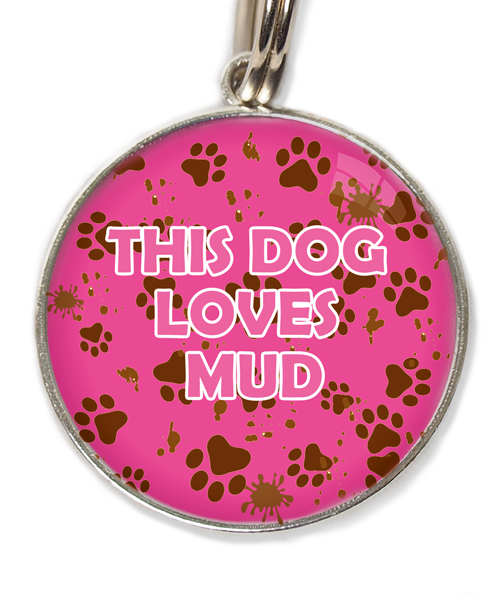 this-dog-loves-mud-huisdierpenning-fushia