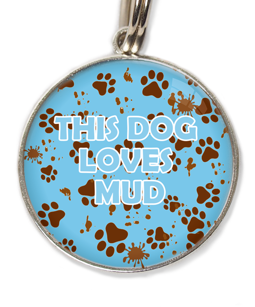 this-dog-loves-mud-huisdierpenning-lichtblauw