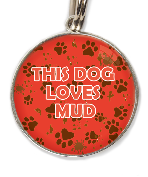 this-dog-loves-mud-huisdierpenning-rood