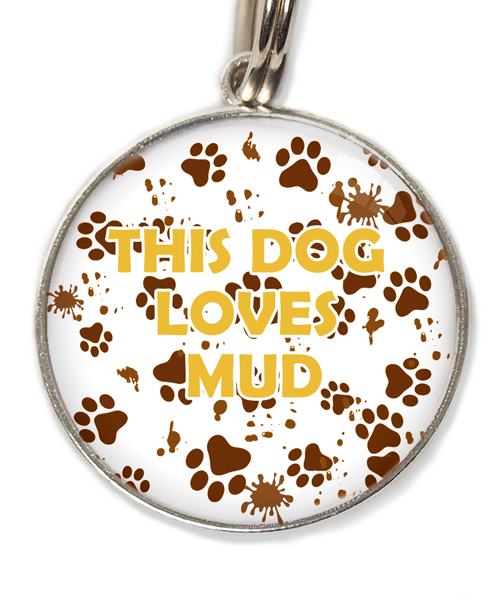this-dog-loves-mud-huisdierpenning-wit