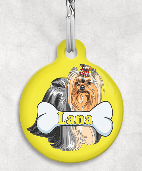 yor-shire-terier-staand-freepik-naam-been-huisdierpenning-geel