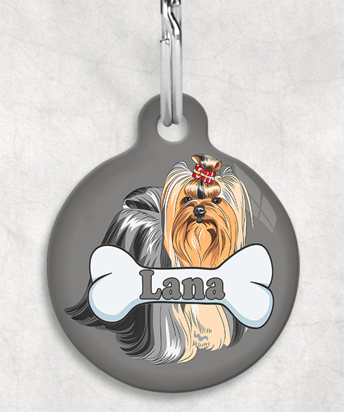 yor-shire-terier-staand-freepik-naam-been-huisdierpenning-lichtgrijs