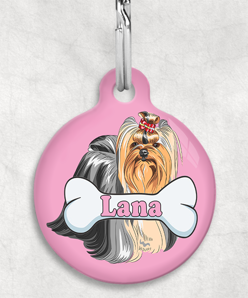 yor-shire-terier-staand-freepik-naam-been-huisdierpenning-lichtroze