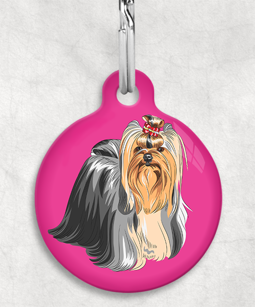 yor-shire-terier-staand-freepik-zonder-naam-huisdierpenning-fushia