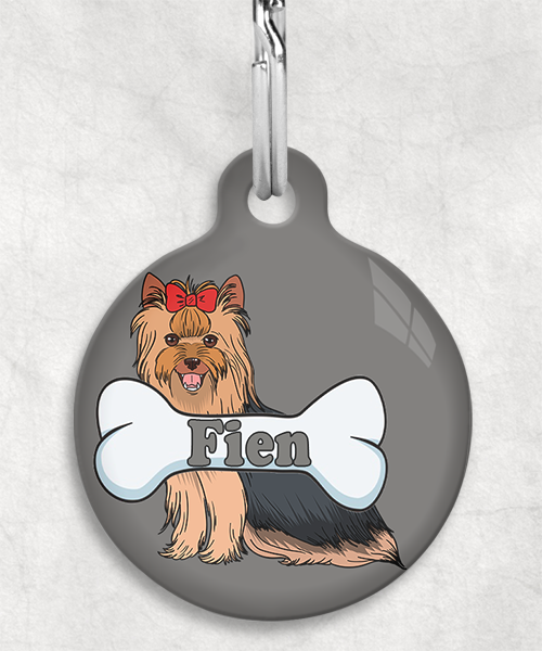 yorshire-terrier-free-pik-zittend-naam-been-huisdierpenning-lichtgrijs