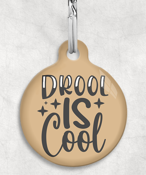 100670-drool-is-cool-kleur-achtergrond-huisdierpenning-beige