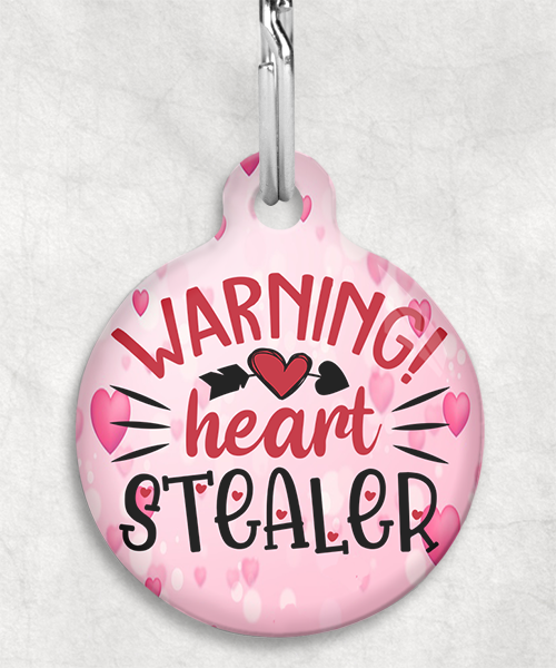 100678-wearning-heart-stealer-kleur-achtergrond-huisdierpenning-hartjes